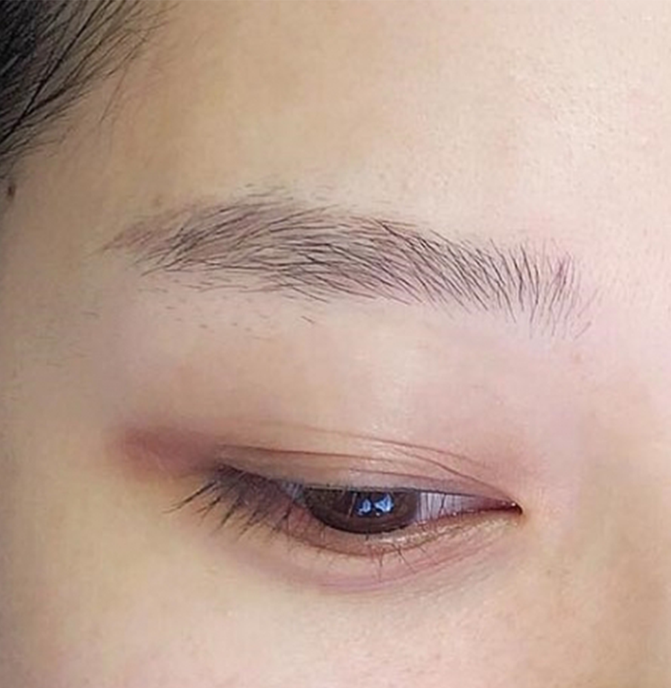 Người sở hữu chân mày có 2 bên không cân xứng, từng phun xăm mày bị hỏng. Người sở hữu chân mày có 2 bên không cân xứng, từng phun xăm mày bị hỏng.